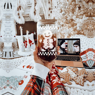 Unique Christmas coffee gift – 17oz glass tumbler with retro gingerbread design
Retro Christmas drinkware – festive glass tumbler with checkered gingerbread design