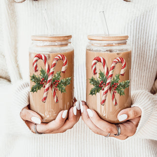 Holiday sparkle drinkware – Christmas wreath and candy cane glass cup
Unique Christmas coffee cup – festive glass tumbler with candy cane and holly wreath