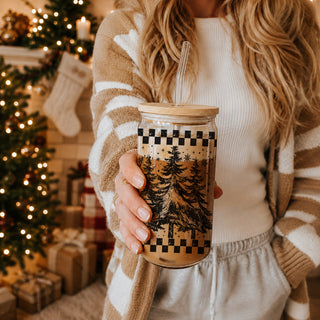 Retro Christmas tree glass tumbler – holiday coffee cup with bamboo lid
Christmas coffee tumbler – retro tree design glass cup for festive drinks
Christmas cup with retro trees - reusable tumbler with bamboo lid