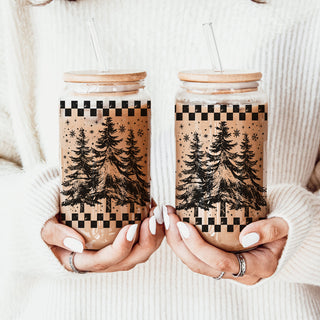 Christmas kitchen gift – 17oz glass tumbler with retro tree holiday design
Holiday coffee bar decor – retro Christmas tree glass cup for home or office
Christmas coffee drinkware – glass tumbler with bamboo lid for hot drinks