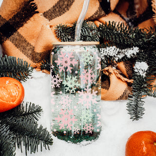 Wholesale winter holiday glass tumbler eco-friendly - Christmas pastel snowflake coffee cup bamboo lid - Pink mint kitchen decor
Christmas morning coffee cup – glass tumbler with pink and green mint snowflakes