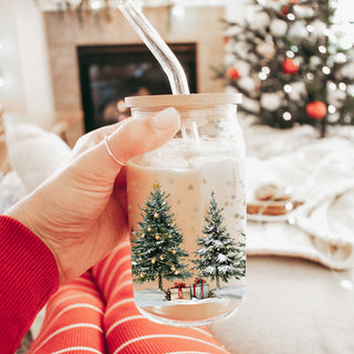 Christmas kitchen decor – glass coffee cup with tree and snowy landscape
Eco-friendly Christmas coffee mug – reusable glass tumbler with straw
Holiday coffee accessory – 17oz glass tumbler for Christmas drinkware display