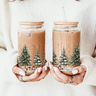 Winter wonderland tumbler cup - snowy Christmas tree design glass drinkware
Holiday drinkware - bamboo lid glass cup with Christmas patterns and designs
Christmas party cups - festive glass tumblers for holiday entertaining