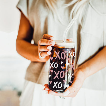 Sweet 20oz glass cups with bamboo lid and glass straw, featuring pink XO’s and hearts for a whimsical Valentine’s gift.
Trendy 20oz glass cups with bamboo lid and glass straw, decorated with pink and white XO’s and heart designs.