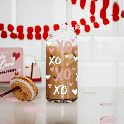 Stylish 20oz glass cups with bamboo lid and glass straw featuring pink and white XO’s and hearts for a playful gift.
20oz glass cups with bamboo lid and glass straw, perfect for Valentine’s Day, featuring pink XO’s and hearts.